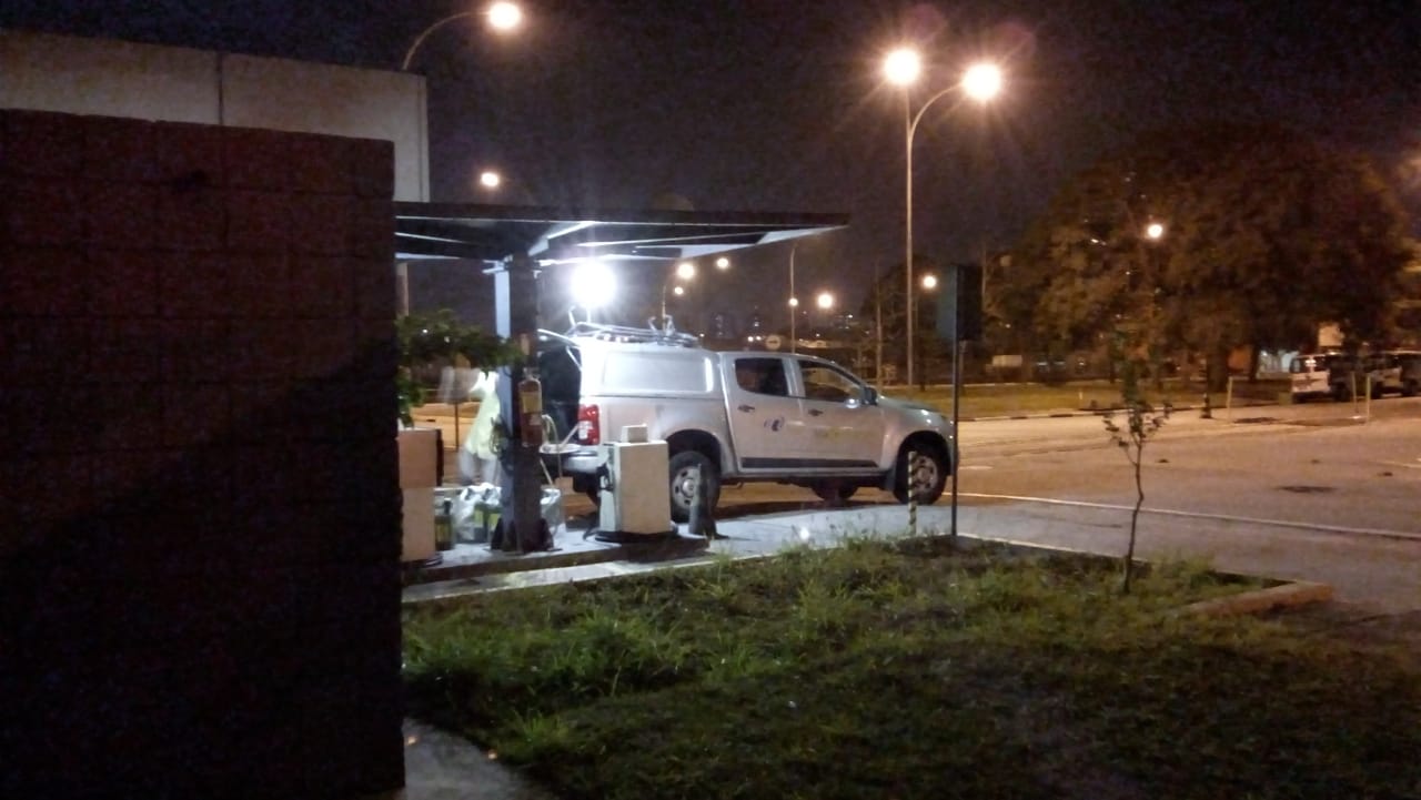 Veículo da ViaQuatro buscando diesel no Metrô