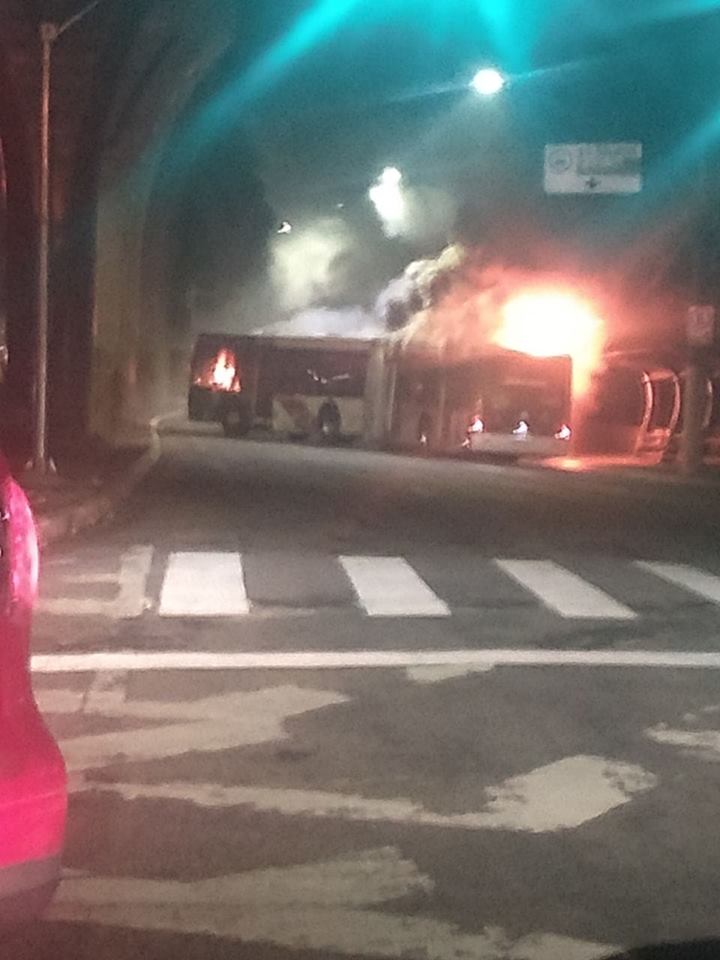 ônibus incendiado fogo em ônibus
