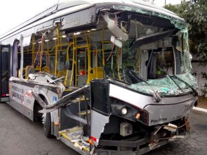 Ônibus da campo belo acidentado