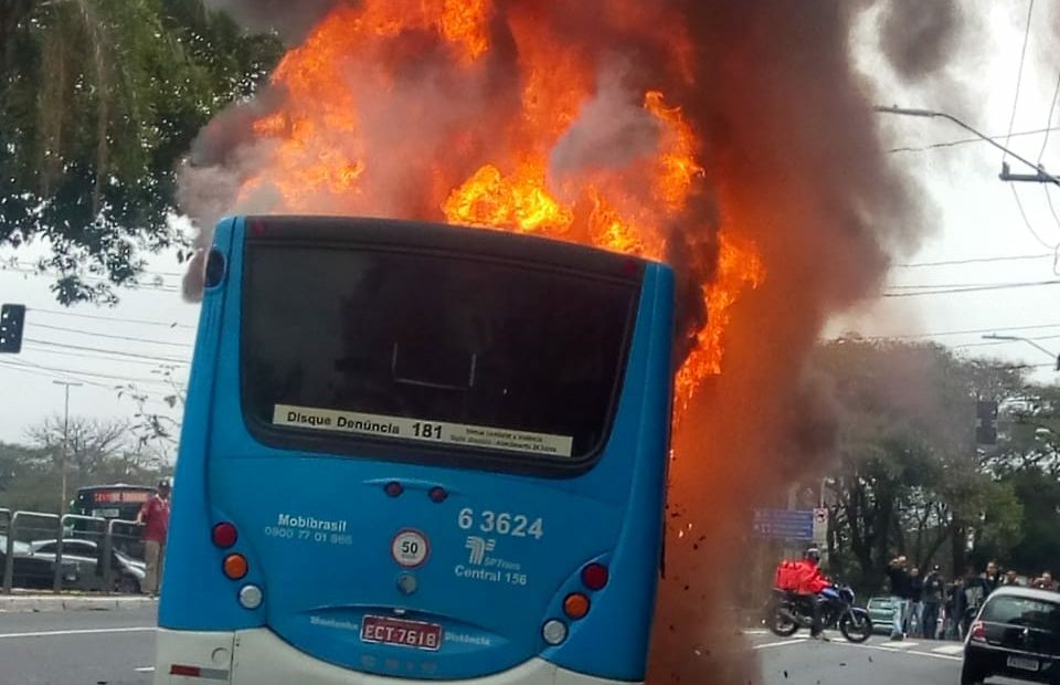 Ônibus da MobiBrasil pegando fogo