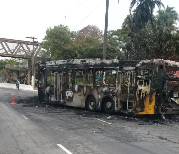 Ônibus queimado