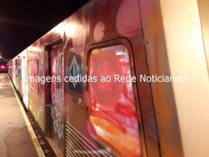 Trem vandalizado no Metrô