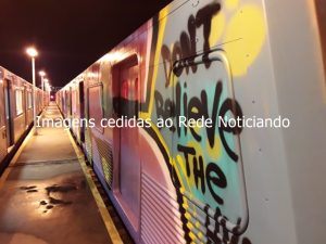 Trem vandalizado no Metrô