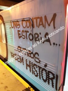 Trem vandalizado no Metrô