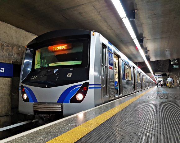 Greve do metrô Trem do metrô Linha 1-Azul Portas de plataforma