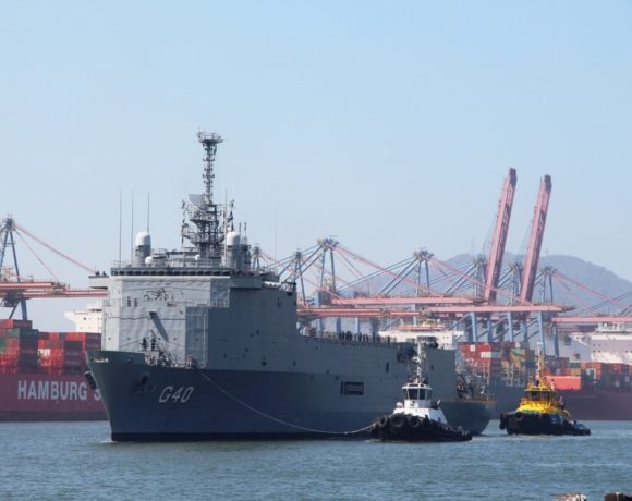 Navio da Marinha em Santos