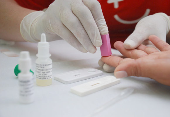 testes rápidos e gratuitos de HIV, sífilis e hepatites B e C