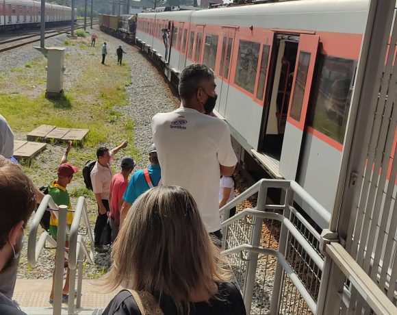 trem com problema na Linha 12-Safira, foto Daniel França via Twitter