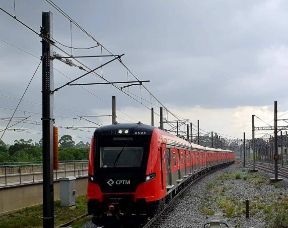 Trem da série 2500 chegando na estação Eng Goulart, FOTO Alan Freitas