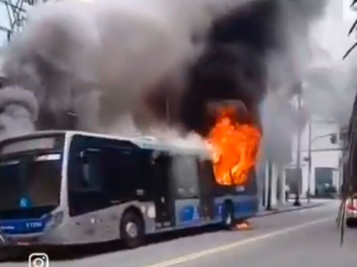 Ônibus pega fogo na Rua Augusta e causa interdição em vias da região central