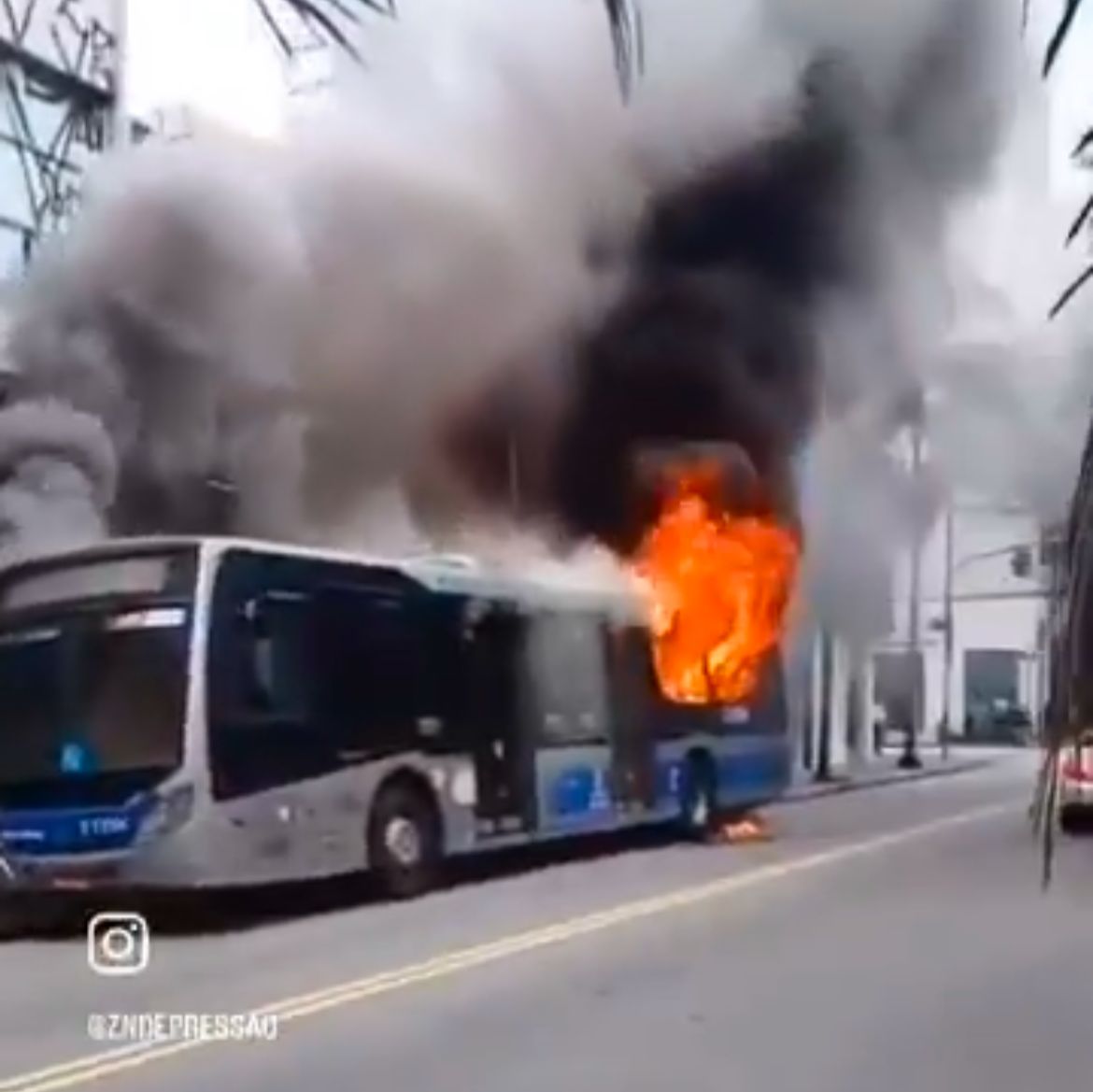 Ônibus pega fogo na Rua Augusta e causa interdição em vias da região central