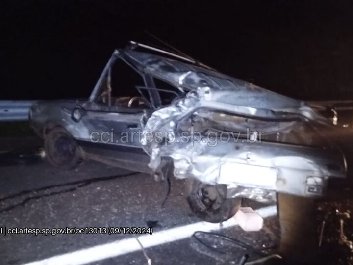 Acidente entre van e automóvel bloqueia faixas na Rodovia SP-294