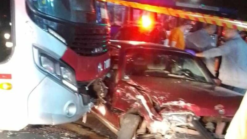 Acidente entre ônibus e automóvel afeta o trânsito na Avenida Carlos Lacerda