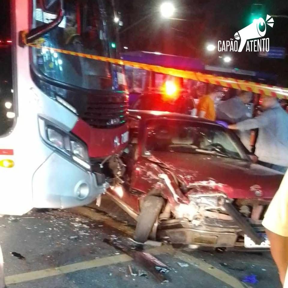 Acidente entre ônibus e automóvel afeta o trânsito na Avenida Carlos Lacerda