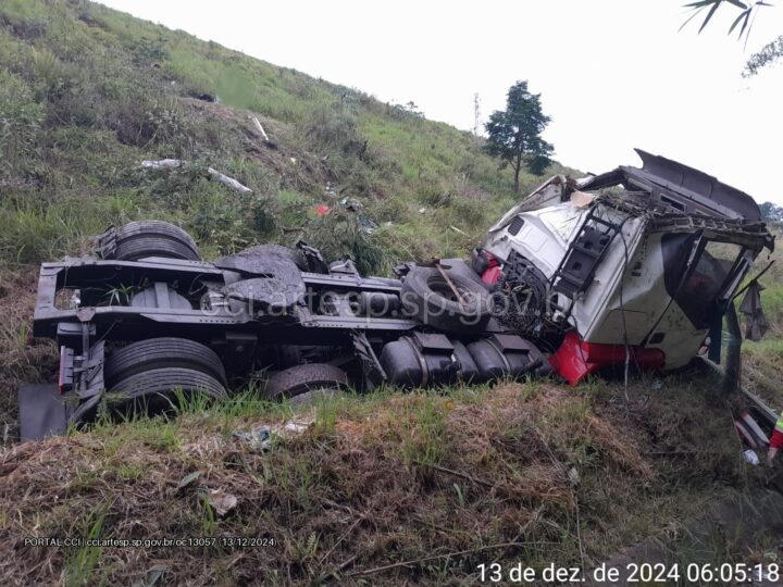 Motorista de carreta morre em grave acidente na Rodovia Ayrton Senna