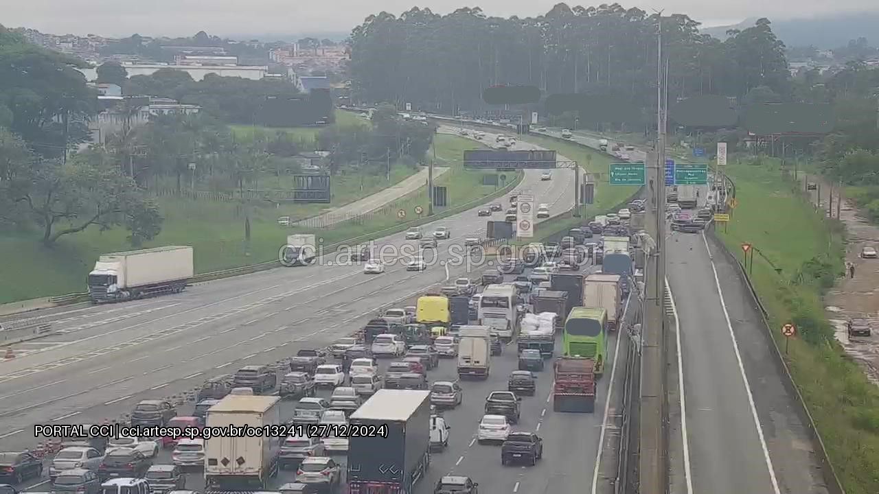 Acidente na Rodovia Ayrton Senna causa congestionamento em Itaquaquecetuba