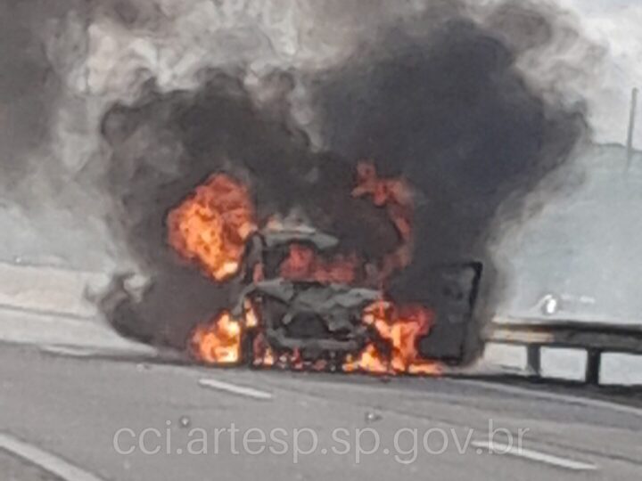 Acidente com veículo em chamas bloqueia Rodovia Carvalho Pinto em Jacareí