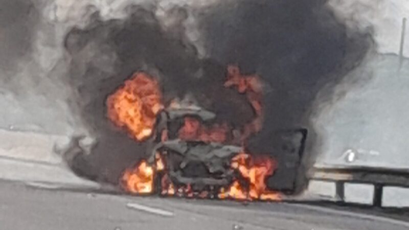 Acidente com veículo em chamas bloqueia Rodovia Carvalho Pinto em Jacareí