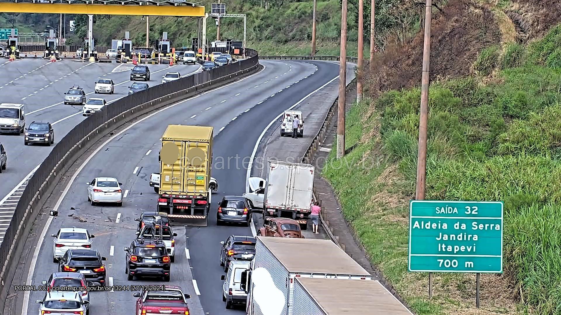 Acidente na Rodovia Castelo Branco bloqueou faixas e causa lentidão em Itapevi