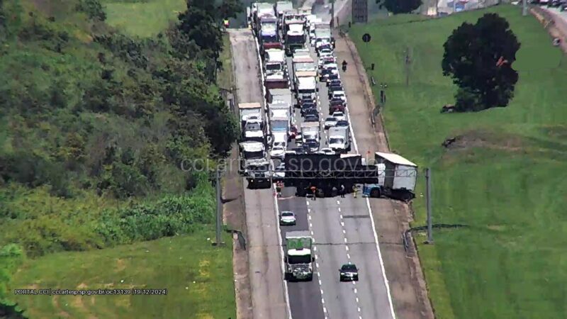 Acidente entre carretas causa congestionamento na Rodovia Castelo Branco em Itu