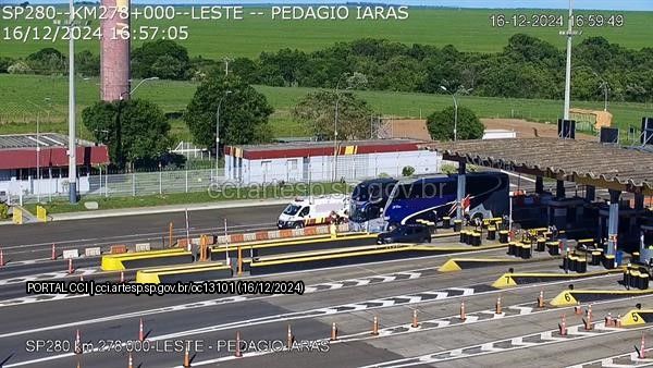 Ônibus colide com carreta na Rodovia Presidente Castelo Branco em Laras