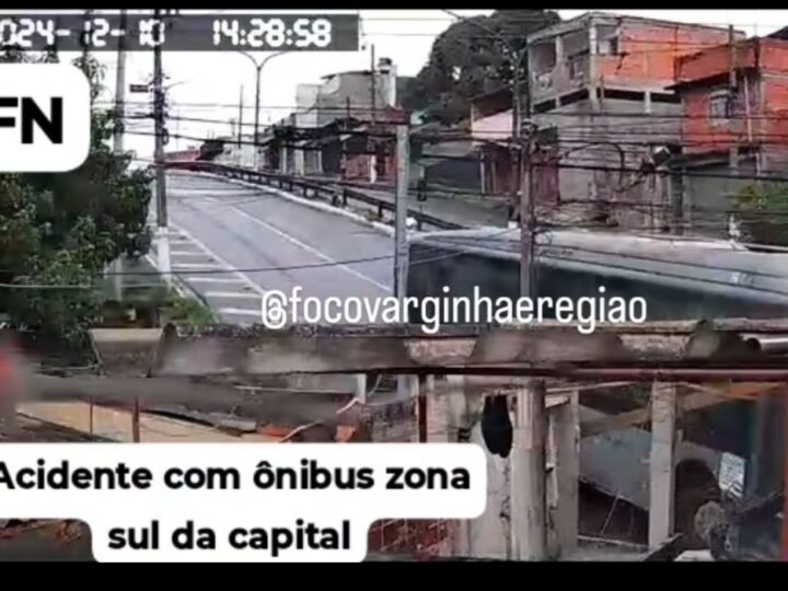 Ônibus da MobiBrasil colide com casa após descer ladeira durante chuva na Zona Sul de São Paulo