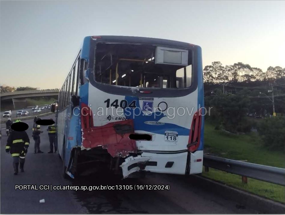 Colisão entre caminhão e ônibus na Rodovia Santos Dumont causa congestionamento em Campinas