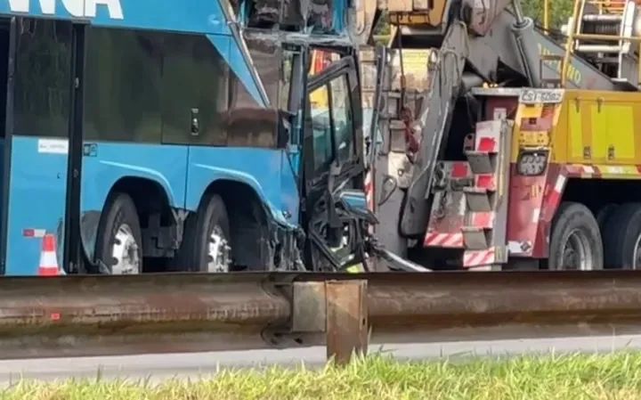 Acidente entre ônibus e caminhão na Rodovia Dutra em São José dos Campos