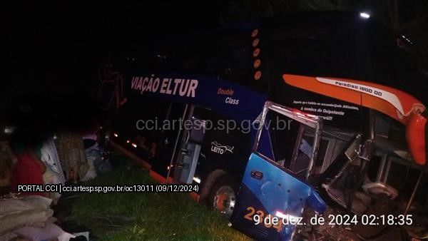 Grave acidente entre ônibus e automóvel é registrado na Rodovia SP-258