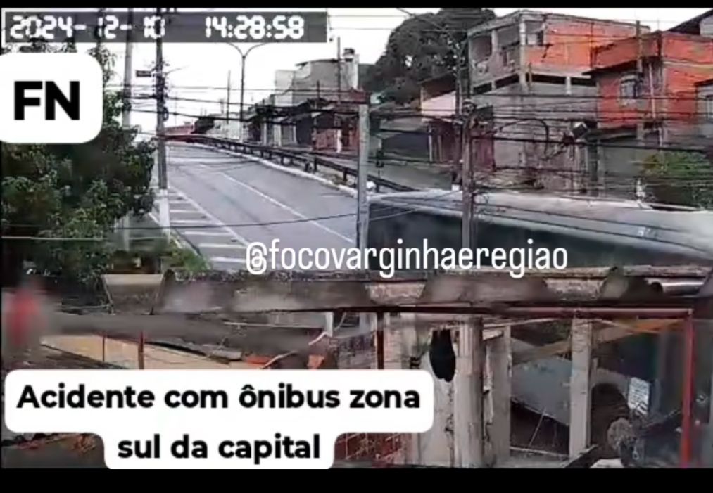 Ônibus da MobiBrasil colide com casa após descer ladeira durante chuva na Zona Sul de São Paulo