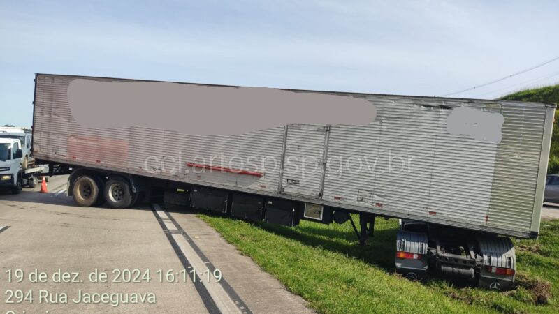 Acidente entre carreta e automóvel causa congestionamento de 9 km no Rodoanel