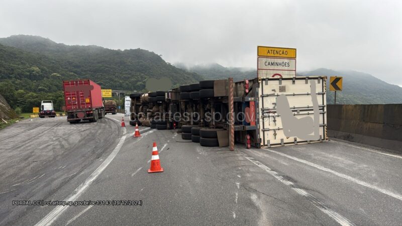 Carreta tomba e interdita Rodovia Anchieta no trecho de Serra rumo ao litoral