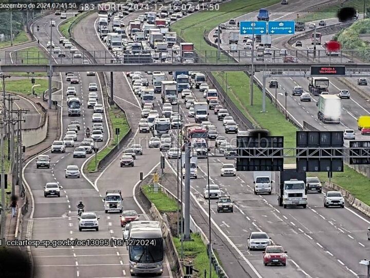 Colisão entre caminhão e automóvel causa congestionamento na Rodovia Anhanguera em Campinas