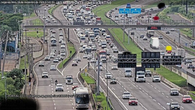 Colisão entre caminhão e automóvel causa congestionamento na Rodovia Anhanguera em Campinas