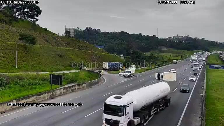 Acidente na Rodovia dos Bandeirantes causa bloqueios e congestionamento em Caieiras