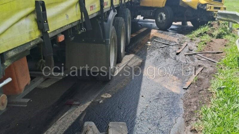 Acidente com caminhão na Rodovia Washington Luís em São Carlos causa congestionamento