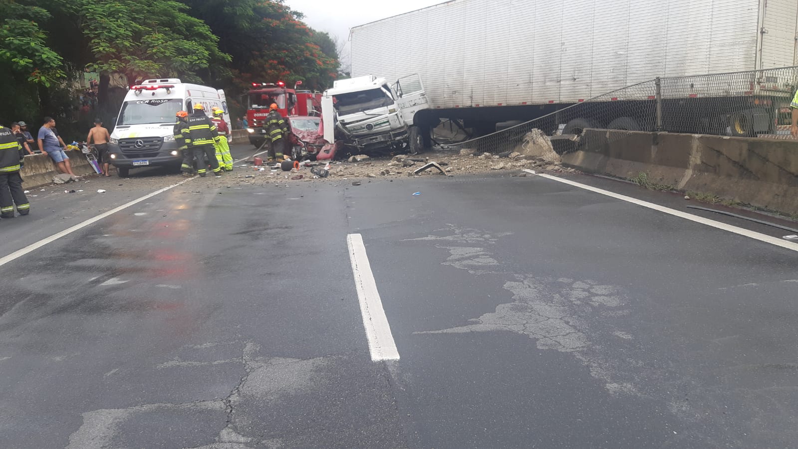 Acidente interdita Rodovia Dutra em Aparecida e causa congestionamento nesta sexta-feira (27)