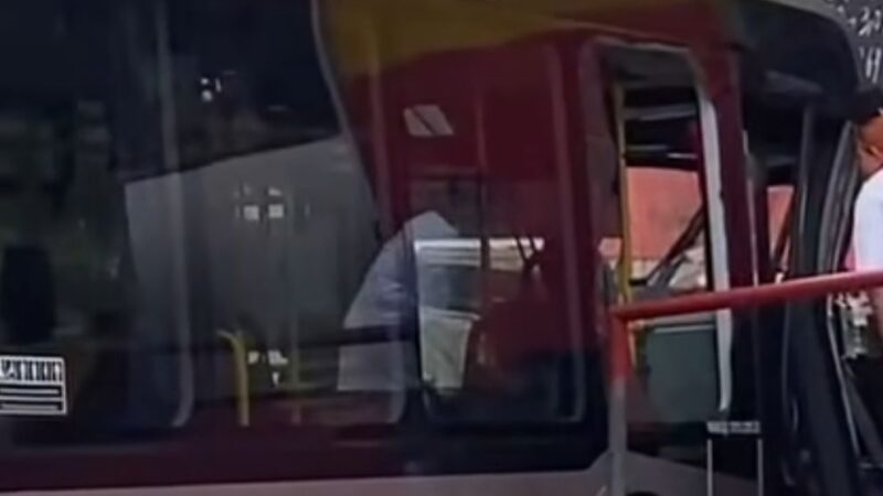 Ônibus invade imóvel comercial em Itaquera