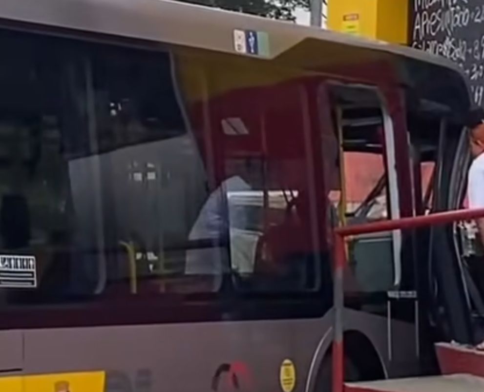 Ônibus invade imóvel comercial em Itaquera