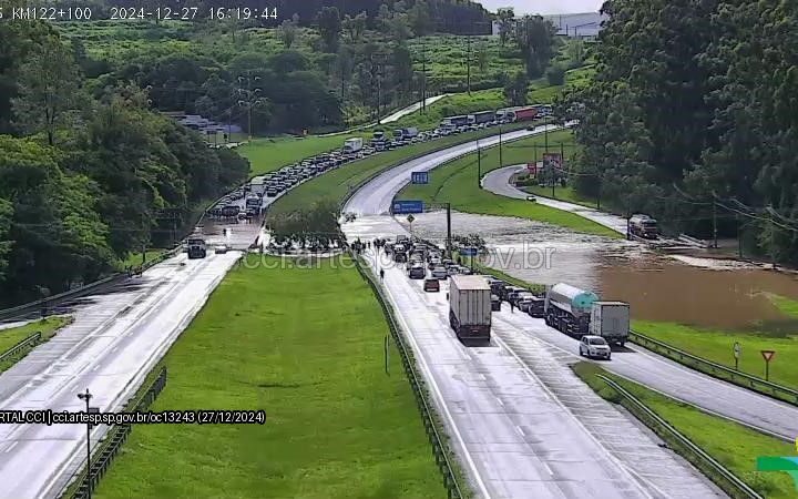Alagamento interdita Rodovia Dom Pedro I em Valinhos e causa congestionamento