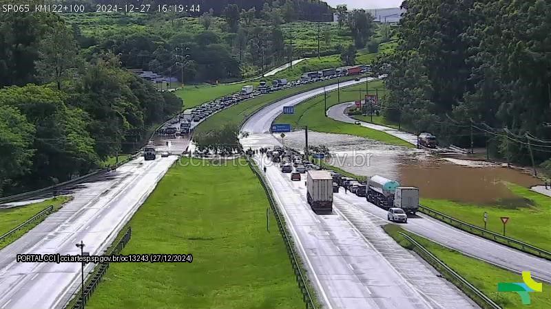 Alagamento interdita Rodovia Dom Pedro I em Valinhos e causa congestionamento