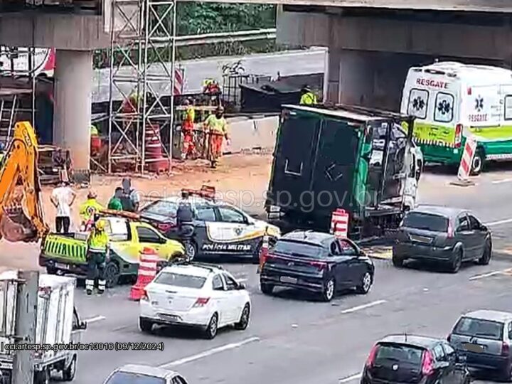 Caminhão pega fogo e causa bloqueio total na Rodovia Hélio Smidt em Guarulhos