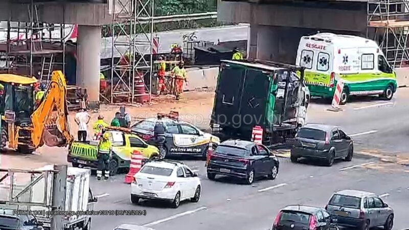 Caminhão pega fogo e causa bloqueio total na Rodovia Hélio Smidt em Guarulhos