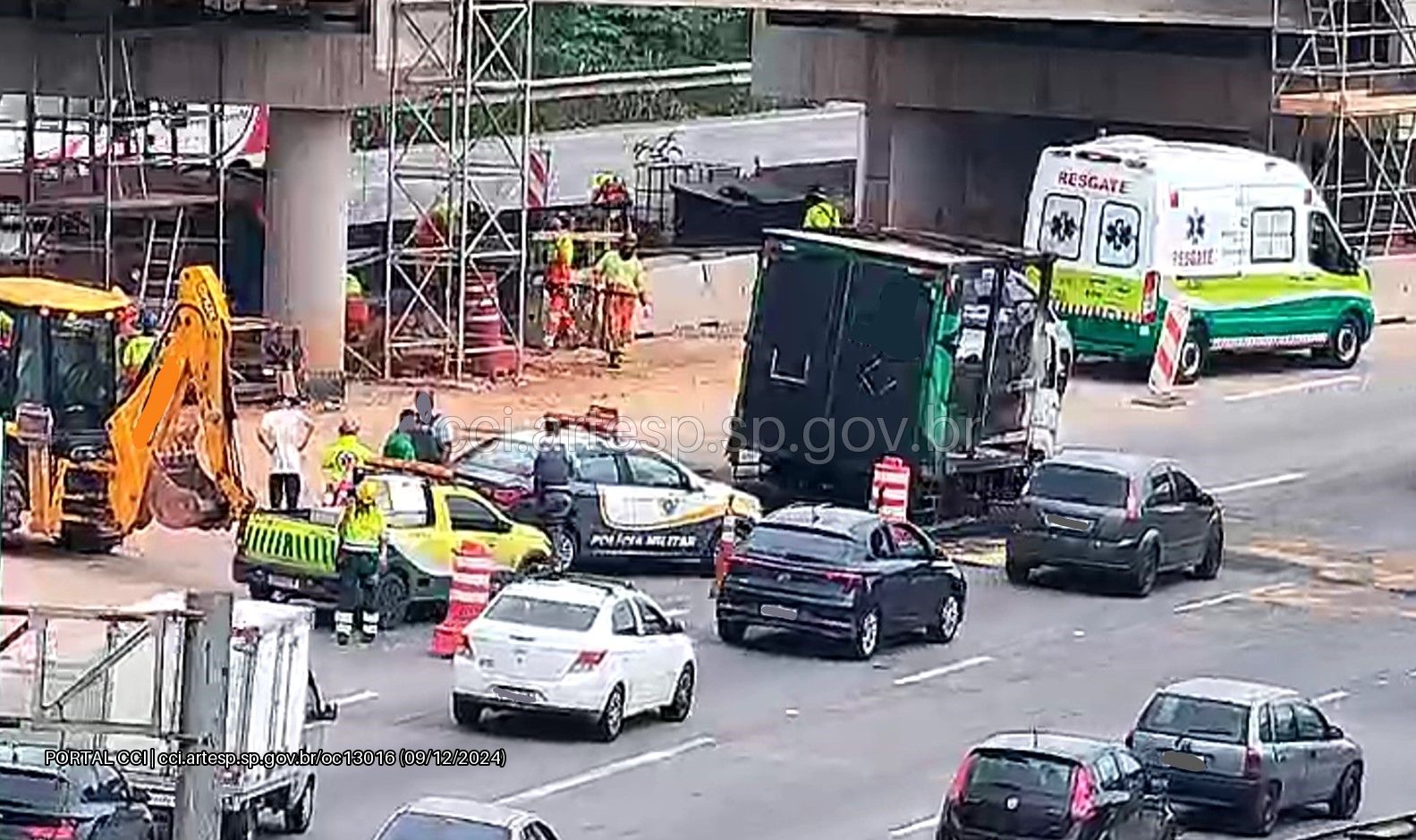 Caminhão pega fogo e causa bloqueio total na Rodovia Hélio Smidt em Guarulhos