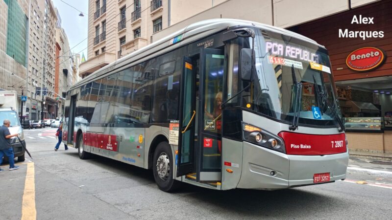 Buraco no asfalto altera operação de linha de trólebus na Zona Sul de São Paulo