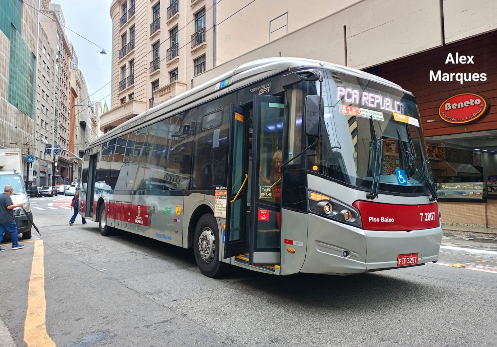 Buraco no asfalto altera operação de linha de trólebus na Zona Sul de São Paulo