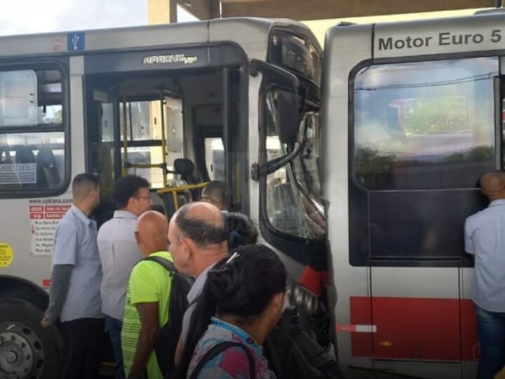 Colisão entre dois ônibus é registrada no Terminal Cidade Tiradentes