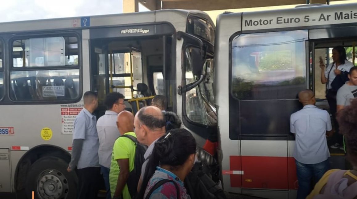 Colisão entre dois ônibus é registrada no Terminal Cidade Tiradentes