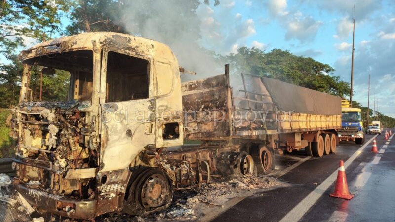 Carreta pega fogo na Rodovia Anhanguera em Sales Oliveira