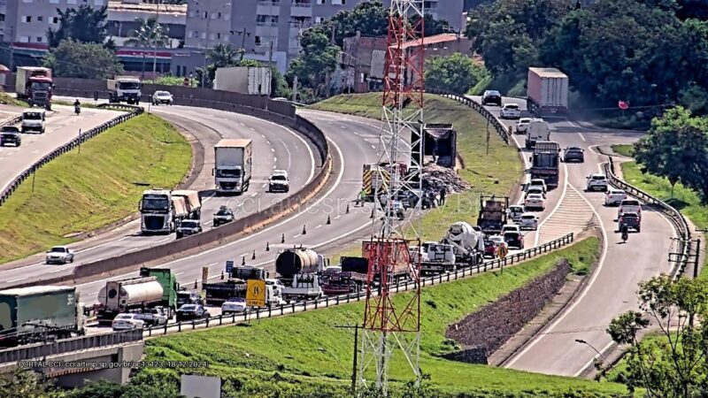 Incêndio em caminhão bloqueia Rodovia Raposo Tavares em Sorocaba